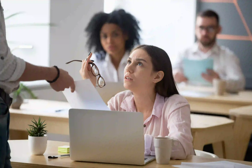 ¿Qué es el acoso laboral y qué hacer si lo sufres?
